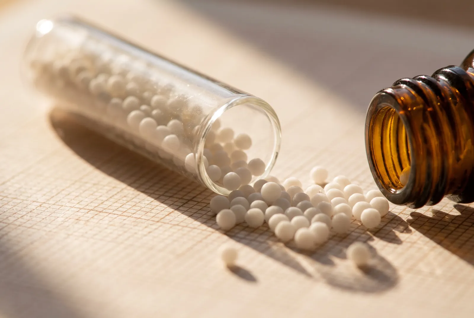 Glóbulos homeopáticos e frasco âmbar