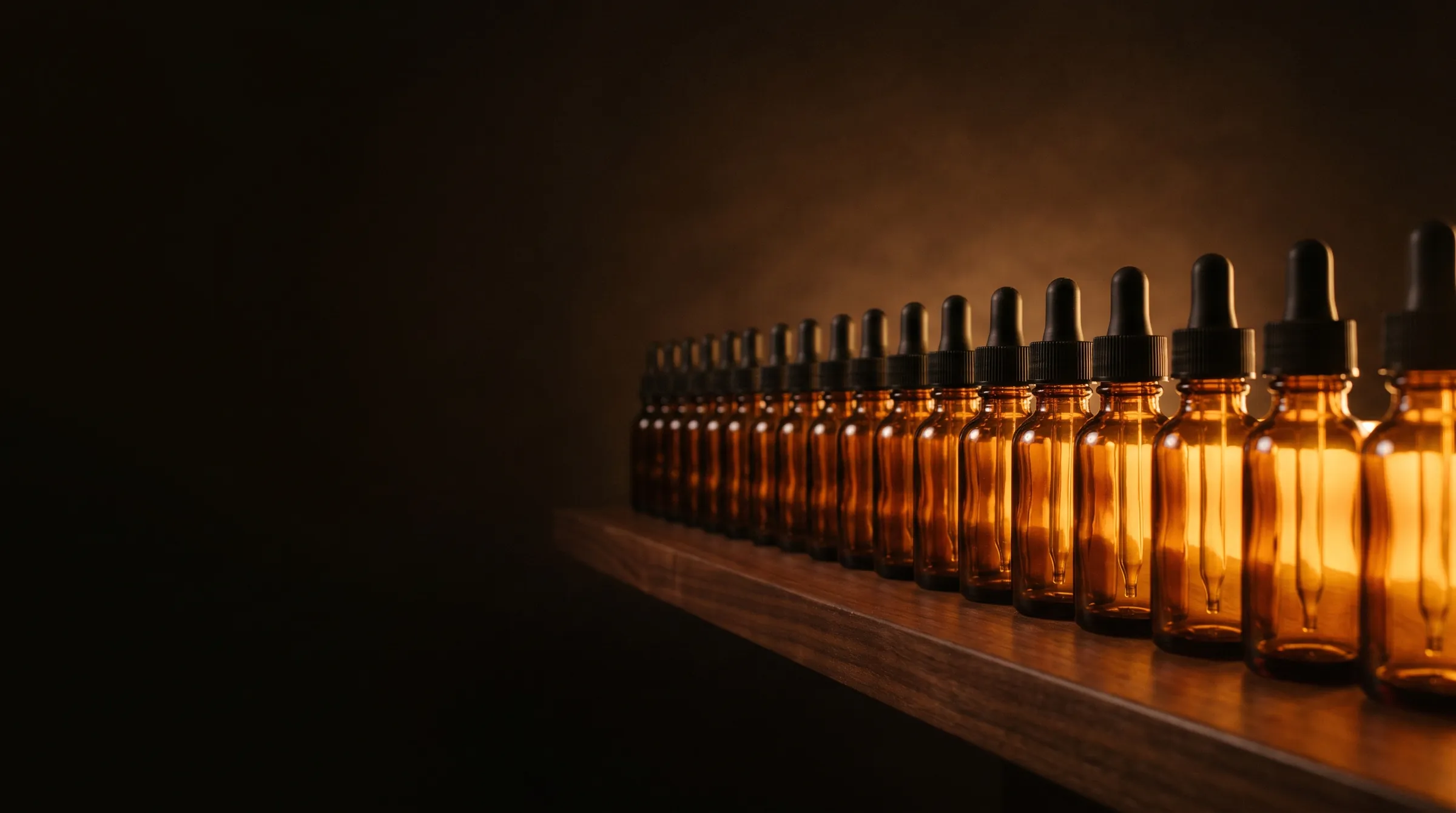 Frascos âmbar de homeopatia enfileirados sob luz quente